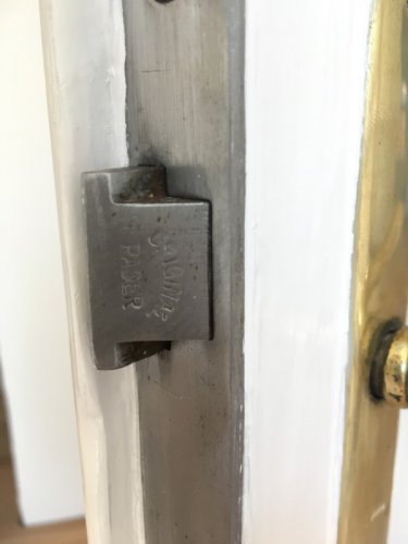 kování kazetových dveří