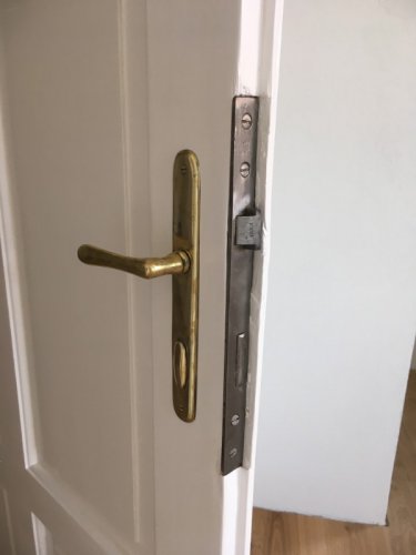 kování kazetových dveří