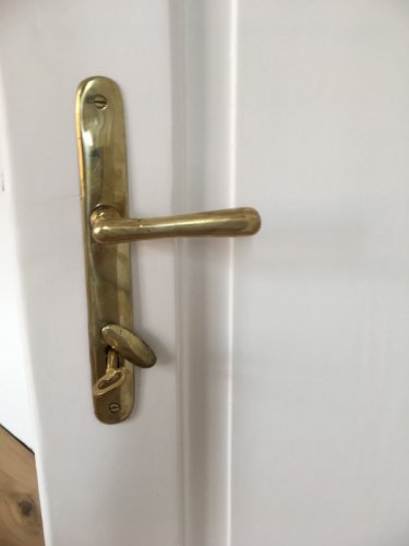 kování kazetových dveří