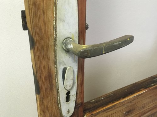 Renovace špaletového okna zlatá střední - klika před renovací