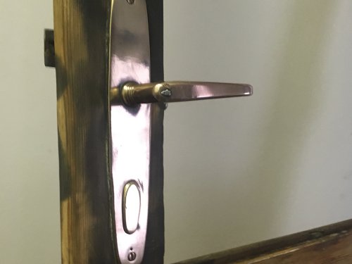 Renovace špaletového okna zlatá střední - klika po renovaci